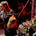 Mionica ovo ne pamti! Breskvicu gađali igračkama iz nepregledne mase ljudi a njen potez govori o tome kakva je