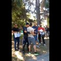 VIDEO Incident u Bačkom Petrovcu: Nepoznati muškarci pocepali izložbu fotografija sa protesta