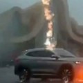 Kad grom tri puta udari u električni automobil (video)