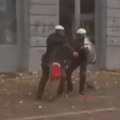 Demokratskim pendrecima i čizmama! Došli da blokiraju EU, policija ih odrala od batina, pa razvlačila po ulicama!