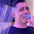 Momci iz poznatog benda prekinuli nastup, pa nastalo ludilo među ženama: Pevač “vadio” sa gomile, one u čudu