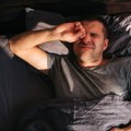 Ovo je najgora jutarnja navika koju ima većina ljudi: Mislimo da nam pomaže, a zapravo nas čini umornijima