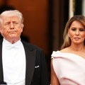 "Gotova predstava za javnost" Mreže se usijale zbog jednog Melanijinog poteza, ljudi komentarišu da ne može Trampa očima da…
