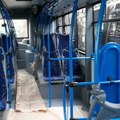 Među povređenima i dečak (15): Vozač naglo zakočio, putnici „leteli“ po autobusu. Incident u centru Niša.