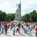 Ples optimizma i mladosti: Tradicionalni „Maturski kadril“ na centralnom Trgu u Kraljevu