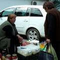 Na pijacu u Gračanici ne dolazi se samo u kupovinu nego i na razgovor: Utorkom i petkom uvek dobra prilika za druženje…