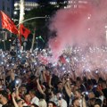 "Edi, igraš se vatrom" zbog Kušnera i Ivanke Albanija gori: "Flamingo revolucija" guta sve, skoro 2 milijarde evra vise u…