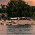 Oficirac hvata poslednje zrake sunca: Ko ne voli hlad, ide na Petrovaradinski pesak (video)