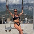 "CCC, majka maloletne dečice" Naša voditeljka se skinula u minijaturni bikini, komentar ispod fotografije zapalio mreže