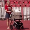 (Foto) Đea Đurđević hrani bebu mlekom na Marakani: Voditeljka objavila slike sa ćerkom Iris sa tribina i sve raznežila: Obukla…