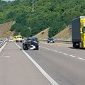 Prve slike i snimci sa mesta nesreće kod Niša: Jezivi prizori na autoputu: Automobil potpuno smrskan, kamion prevozio…