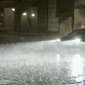 Jaka kiša u Beogradu paralisala saobraćaj i napravila haos u pojedinim delovima grada /foto/