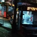 Autobus sleteo na trotoar i zakucao se u znak za autobusko stajalište: Nesreća na liniji 77