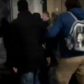 Horor ispred RIK-a! Pristalice opozicije pokušale da linčuju Kovačevića, oborili ga na zemlju (video)