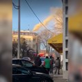 Prvi snimak požara na Lekinom brdu: Zapalila se kuhinja u restoranu na vrhu zgrade: Vatrogasci na terenu (video)