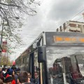 Otpala guma sa autobusa u Beogradu i udarila žene koje su stajale na stanici! Hitno prevezene u bolnicu