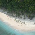Tri muškarca nestala u Pacifiku, spaseni zahvaljujući genijalnom triku i natpisu "POMOĆ" na plaži