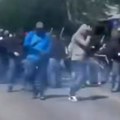 VIDEO Novi snimak tuče huligana u Beogradu: Zaleteo se na motociklistu koji je snimao