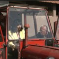 Ekipa kurira na prvomajskom roštiljanju kod Ere: Novinarka prvi put sela u traktor, domaćin se uspaničio: Smanjuj gaaas…