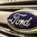 "Ovaj auto kao mačka, ima 9 života": Ford u Svilajncu se umalo survao u rupu, pogledajte kako ga izvlače