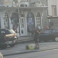 Snimak jezivog nasilja u Čačku Mladić stoji iznad devojke dok ona leži na trotoaru i plače, očevidac tvrdi: Udarao ju je…