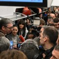 Vučić sa građanima u vozu za Sremsku Mitrovicu: "Na narodu je da kaže kakav put u budućnost želi" FOTO