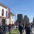 Policija sprečila demonstrante da uđu u zgradu opštine Bogatić, razbijena vrata i prozori, lete jaja i kamenice