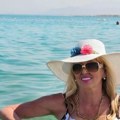 Pevačica se skinula u sedmoj deceniji i u ovim godinama ima čime da se povali! (Foto)