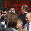 Putin šeta Sankt Peterburgom, Kijev poslao dronove na Lenjingradsku oblast; Zelenski: Nove sankcije Rusiji