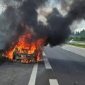 Horor na autoputu: Porodica sa bebom iz Nemačke u poslednjem trenutku istrčala iz zapaljenog auta: Od kola nije ostalo ništa…