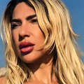 Jovana Jeremić bez brusthaltera šeta dorćolom: U plavoj satenskoj haljini napravila pometnju na ulici: Kameru uperila pravo u…