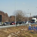 Pakao na auto-putu kod Pločnika: Gori kamion u zaustavnoj traci, gust dim zaklonio kolovoz – potpuna obustava saobraćaja u…