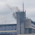 (Video) Požar u zgradi Elektrodistribucije u Novom Sadu: Crni dim izbija sa 12. sprata, radnici evakuisani