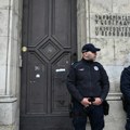 Tokom pretresa zgrade Rektorata zaplenjeni topovski udari i pitotehnička sredstva, direktor policije najavio obraćanje