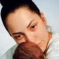 Ćerka joj završila na inhalaciji! Pevačica objavom zabrinula fanove: "Ovako danima i mama i beba"