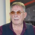 Nakon što je ostavio 35 godina mlađu, napravio haos zbog objave: Mima potkačio čedne devojke i podelio javnost