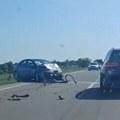 (Video) Auto polupan, delovi se rasuli na sve strane! Saobraćajna nesreća na putu Novi Sad-Zrenjanin, stvaraju se zastoji