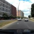 (Video) Za dlaku izbegnut sudar: Vozio u kontrasmeru na Bulevaru patrijarha Pavla