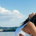 Podigla noge, a ispod haljine sa izrezima nema ništa! Lidija Vukićević ovakva plovi rekom: "Sreća je stvar izbora" (foto)
