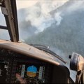 (Video) "Super puma" uleće direktno u dim Piloti uporni da slome vatru na Suvoj planini, proglašena vanredna situacija u delu…