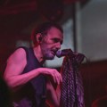 Goran Bare prekinuo koncert nakon samo nekoliko minuta: Jedva se kretao, obezbeđenje ga odvelo sa scene VIDEO