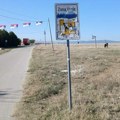 Meštani Karadnika traže ‘ležećeg policajca’ kod škole: „Vozi se kao da je staza u Monci“