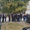 Redovi pred biračkim mestima: Polet maglovitog jesenjeg jutra
