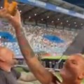 Neverovatna scena sa fudbalskog terena: Navijač usred utakmice zabacio udicu i upecao ribu (video)