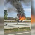 Buktinja Na auto-putu, vatra guta vozilo: "Fiat" u plamenu na Milošu Velikom kod Ljiga, prolaznici pomažu vozaču (video)