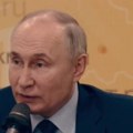 Dugačak, zelen, miriše na kobasicu- šta je to? Putin ispričao vic, nasmejao sve prisutne (VIDEO)