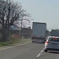 Jeziv snimak preticanja kod Trstenika: Kamion upao u makazice, automobil pukom srećom imao gde da skrene