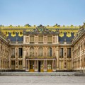 Izbio požar u Versajskom dvorcu: Dim počeo da kulja iz krova, posetioci evakuisani (video)