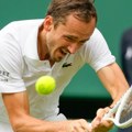 Medvedev izbacio Kovačevića sa Vimbldona: Ruski teniser "bez pardona" prošao u drugo kolo u Londonu