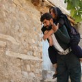 Goran svaki dan nosi bolesnu majku na leđima kako bi udahnula svež vazduh: Ne može da govori i hoda, sin joj je jedini…